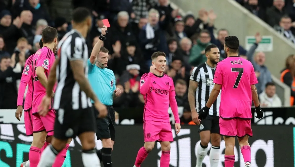 Video: Raúl Jiménez se hace expulsar por violenta jugada en Newcastle vs Fulham