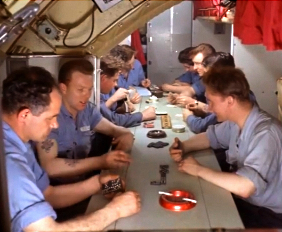 HMS NARWHAL столовая личного состава