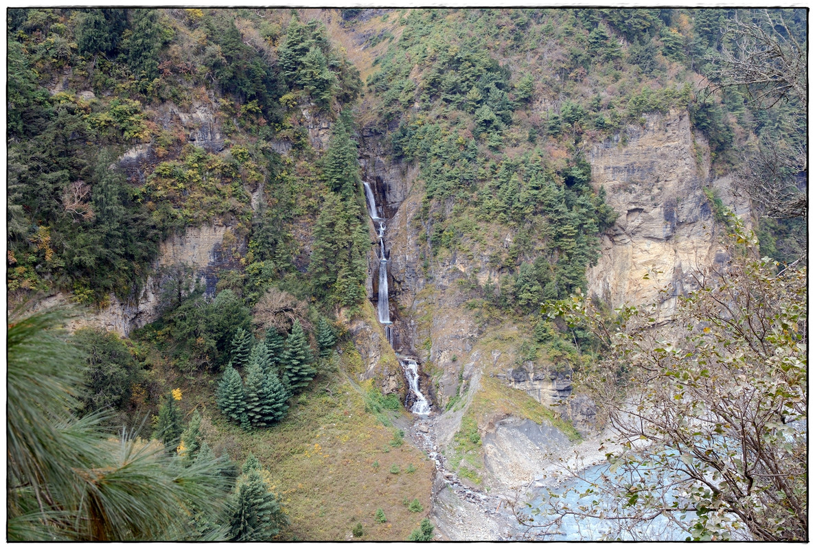 Trekking en Nepal: Annapurna Circuit y Mardi Himal - Blogs de Nepal - AC día 2: Chame (2730 m) a Upper Pisang (3320 m) (2)