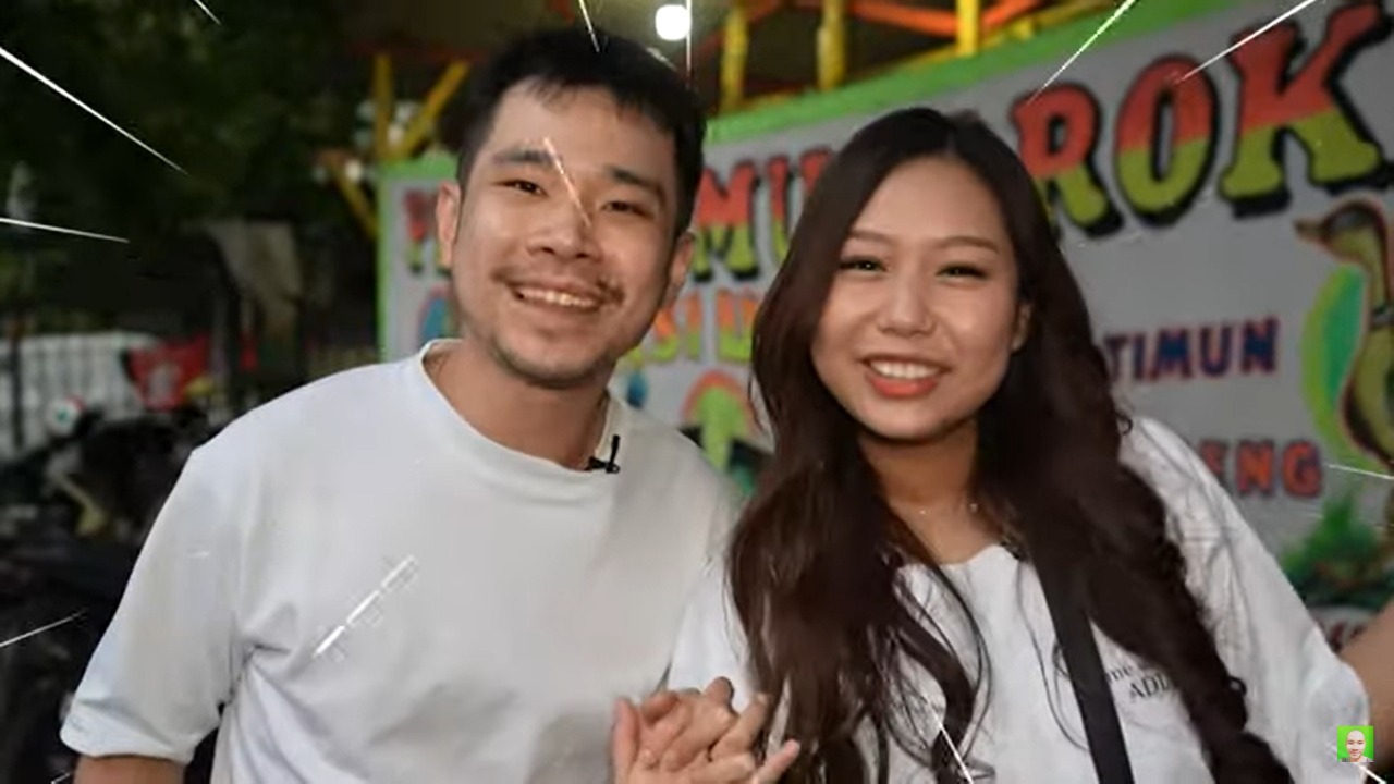 Momen Jess No Limit mengajak Sisca Kohl untuk pertama kalinya makan pecel lele di warungnya langsung.