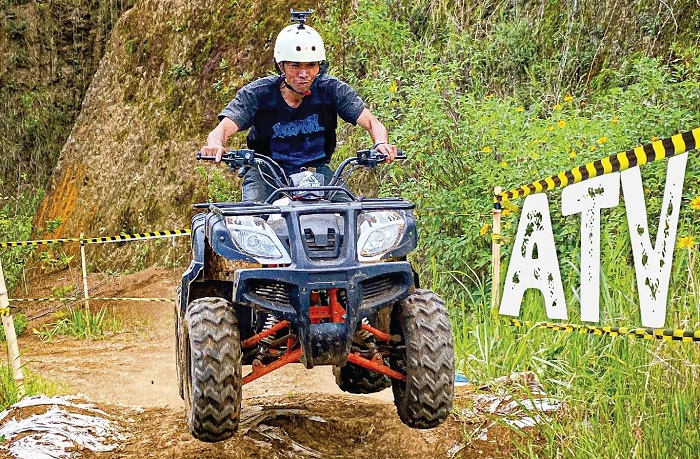 Pengunjung yang mencoba wahana ATV di Noah's Park Lembang. Noah's Park adalah tempat rekreasi yang sempurna untuk berlibur bareng keluarga.