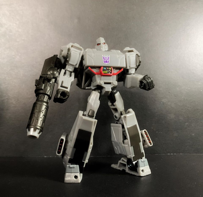 Cyberverser-Deluxe-Optimus-Prime-06