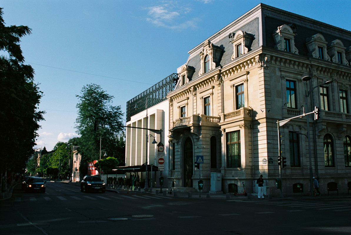 R1-09723-031A.jpg
