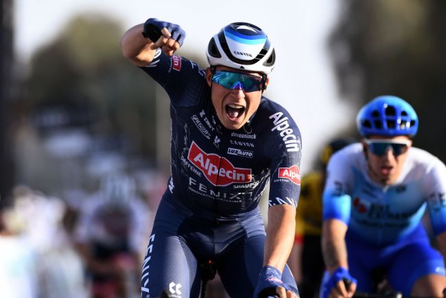  Jasper Philipsen vince la prima tappa del Giro degli Emirati Arabini (Getty Images Sport) 