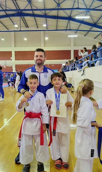 ΜΕ 10 ΜΕΤΑΛΛΙΑ ΕΠΕΣΤΡΕΨΑΝ ΟΙ ΑΘΛΗΤΕΣ ΤΟΥ CHIOS KARATE ACADEMY ΑΠΟ ΤΟ ΚΥΠΕΛΛΟ ΚΑΡΑΤΕ ΕΓΧΡΩΜΩΝ ΚΑΙ ΜΑΥΡΩΝ ΖΩΝΩΝ