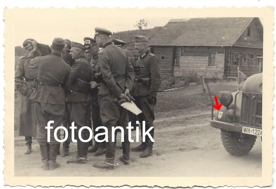 Foto 2 WK Ostfront WH Fahrzeug SdKfz Truppen-Abzeichen General Armeeführer