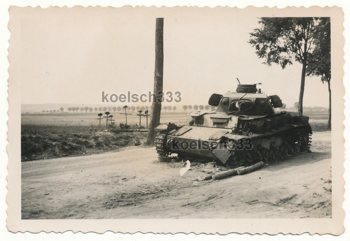 Foto Panzer IV Wrack vor den Gräbern der Panzermänner ! Kreuze P