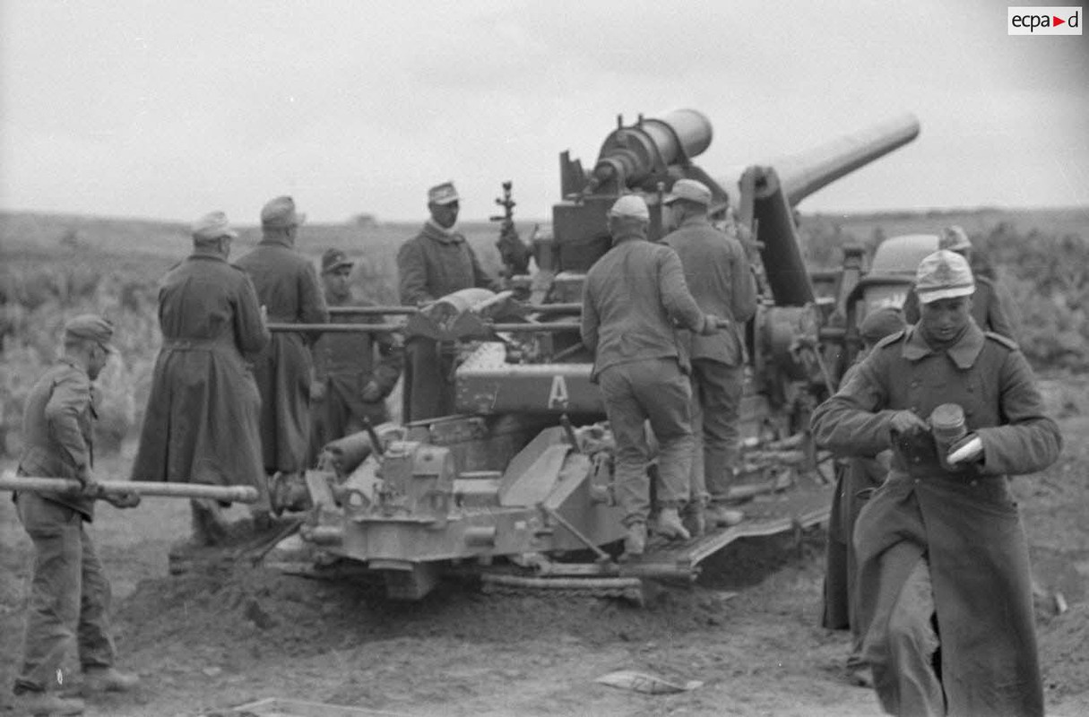 Une pièce de 17 cm K18 appartenant au Afrika-Artillerie-Regiment 2 sous le commandement d'un Leutnan