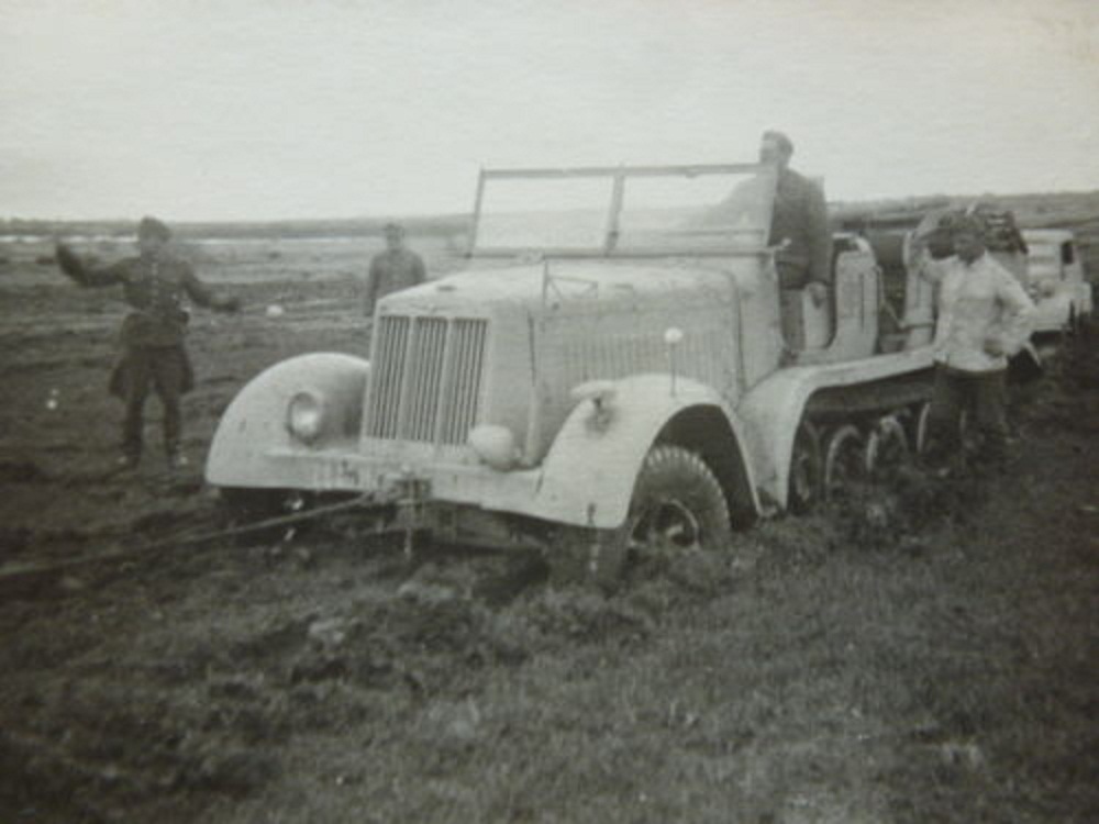 Kettenfahrzeug im Schlamm,Rußland,xx Panzer