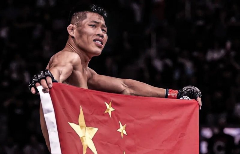 Служител на UFC изтръгна китайското знаме от ръцете на Джинлианг