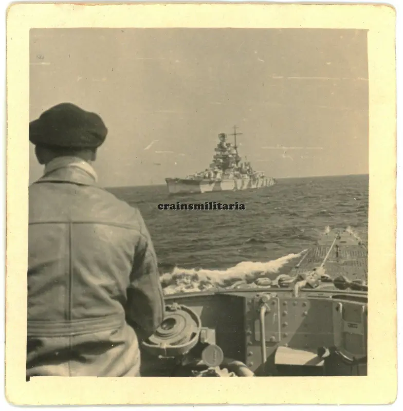 Admiral Scheer Deutschland-class heavy cruiser U-Boot U-504 Ostsee 1941 (2)