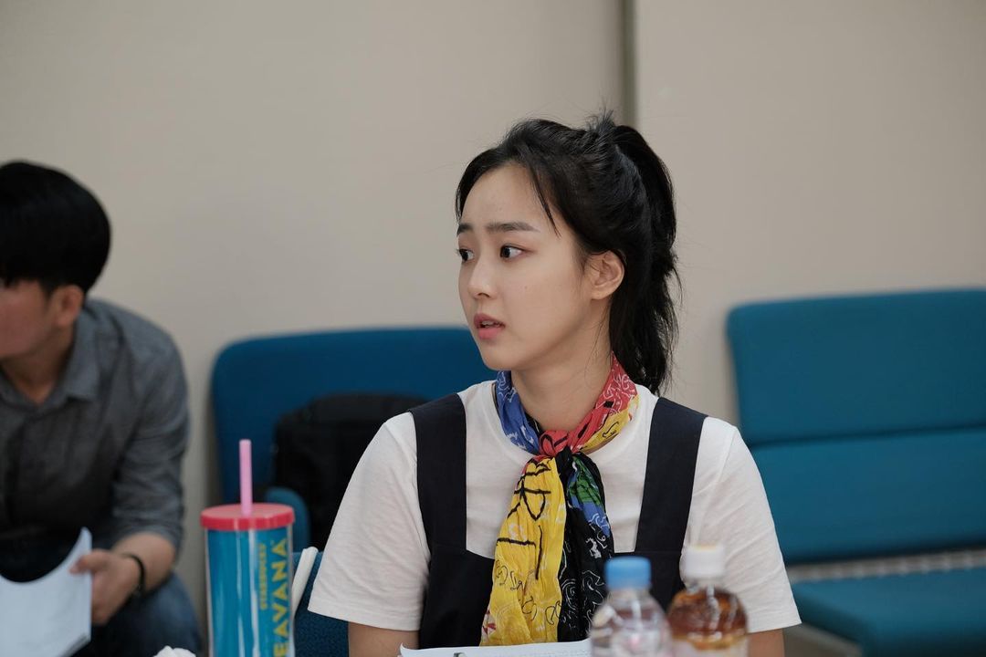 Debut dalam K-Drama Penthouse, ini 7 potret menawan Choi Ye Bin