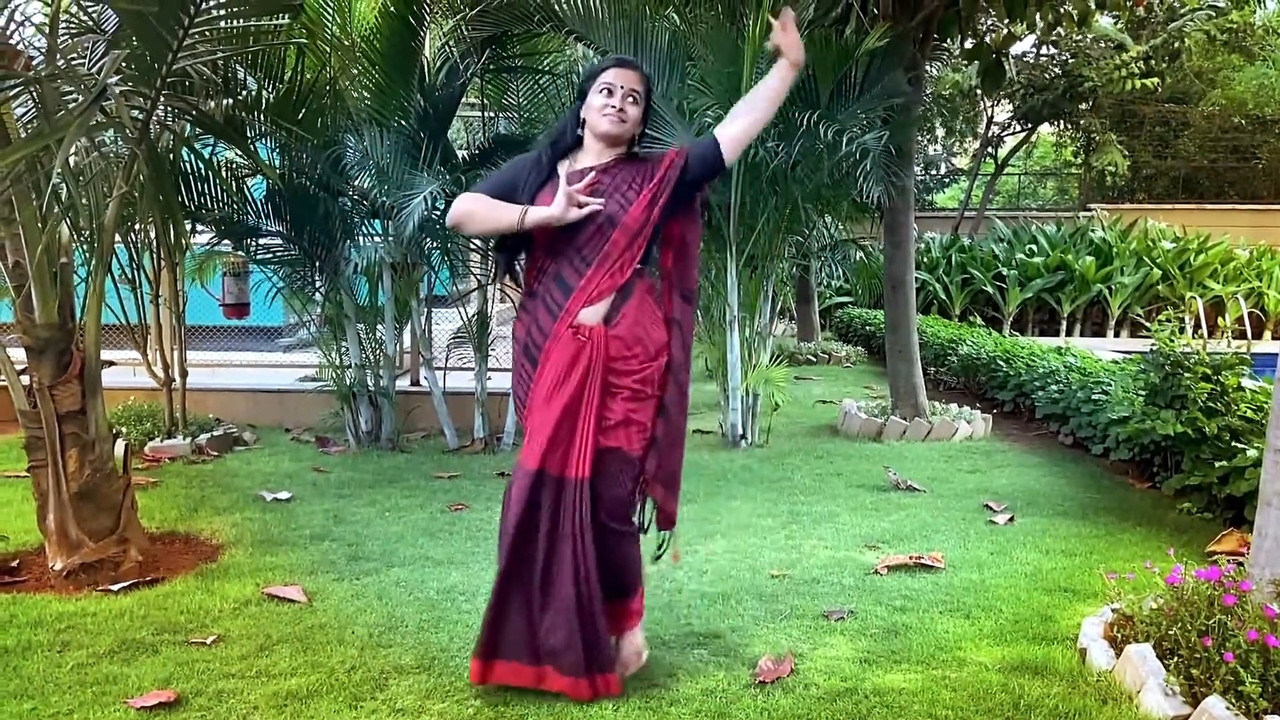 Malayali Homely Aunties Big Ass,Boobs and Navel while dancing.mkv_snapshot_04.54.451