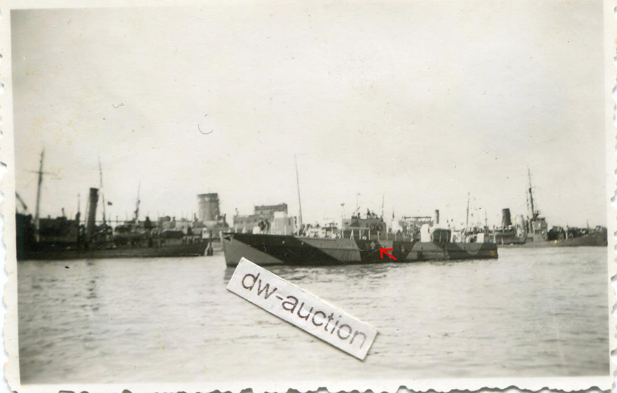 Marine Kriegsschiff mit Tarnanstrich (2)