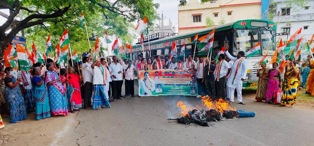 రాహుల్ గాంధీ పై కక్ష సాధింపు చర్యలుకు పాల్పడుతున్నారంటూ కాంగ్రెస్ శ్రేణుల ఆగ్రహం