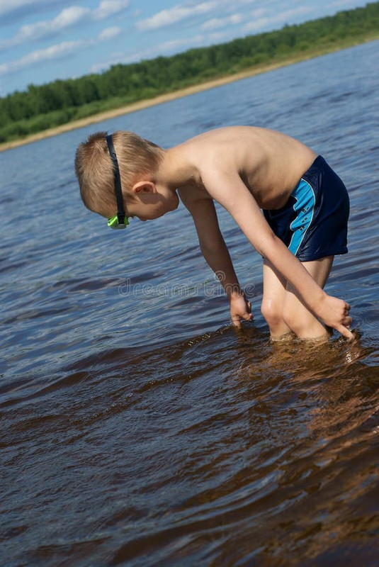ребенок-стоит-вода-20457671