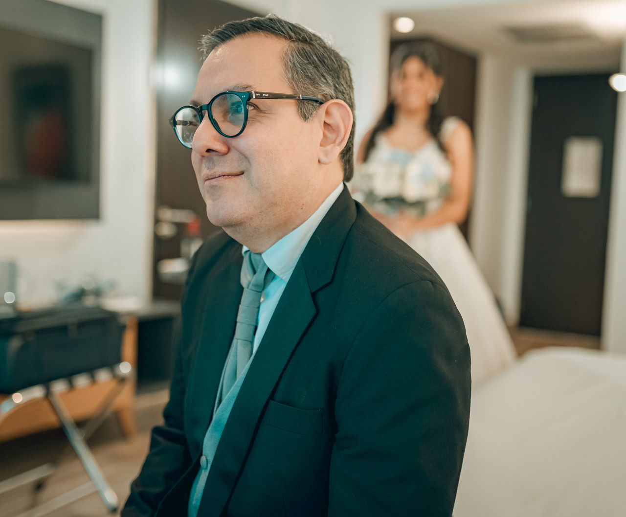 Padre esperando first look