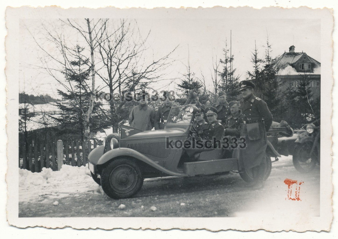 Foto Soldaten der Luftwaffe mit BMW 309 Kübelwag