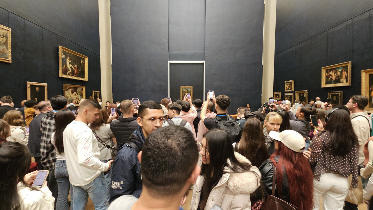 可以看到左右兩旁還有許多畫作,以及人潮洶湧要看蒙娜麗莎的