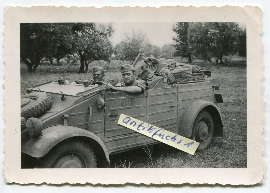 VW-Kübelwagen mit 13 Pz.Divisions-Wappen auf der Tür im 2.WK