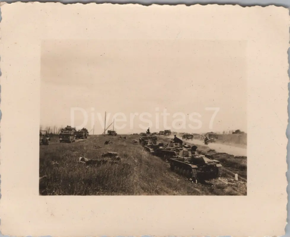 Foto a Nachl. Uffz H Gollner Panzer-Regt. 4 Panzer im Angriff Borissow D-82