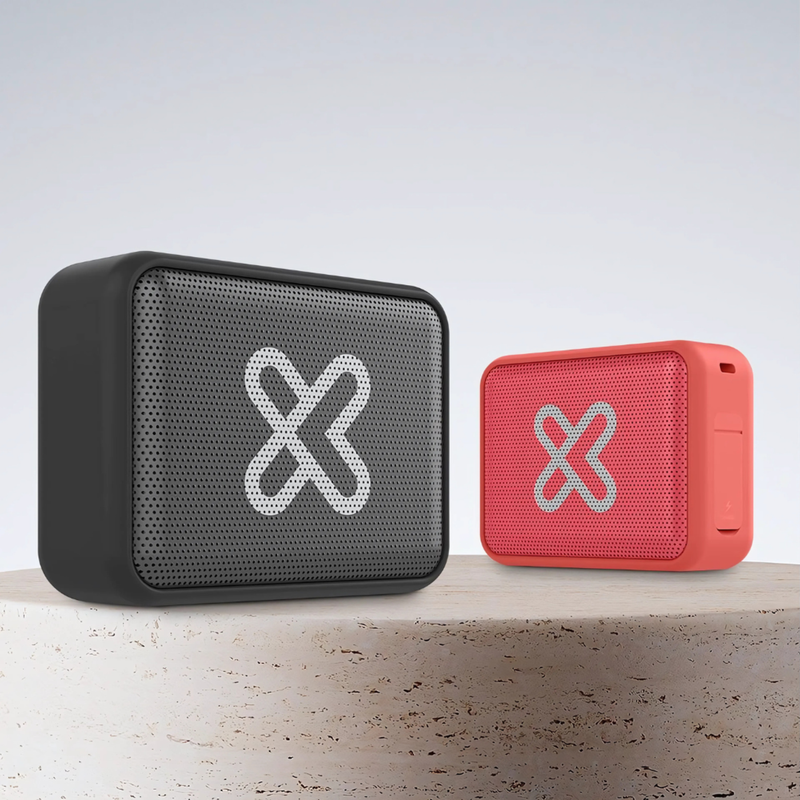 Parlante portátil Klip Xtreme KBS-025 con su carcasa de goma y correa de silicona.