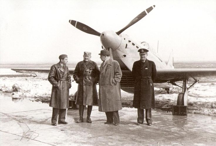 Los diseñadores del IK-3 con oficiales yugoslavas delante de un IK-3 n Los diseñadores del IK-3 con oficiales yugoslavas delante de un IK-3 n