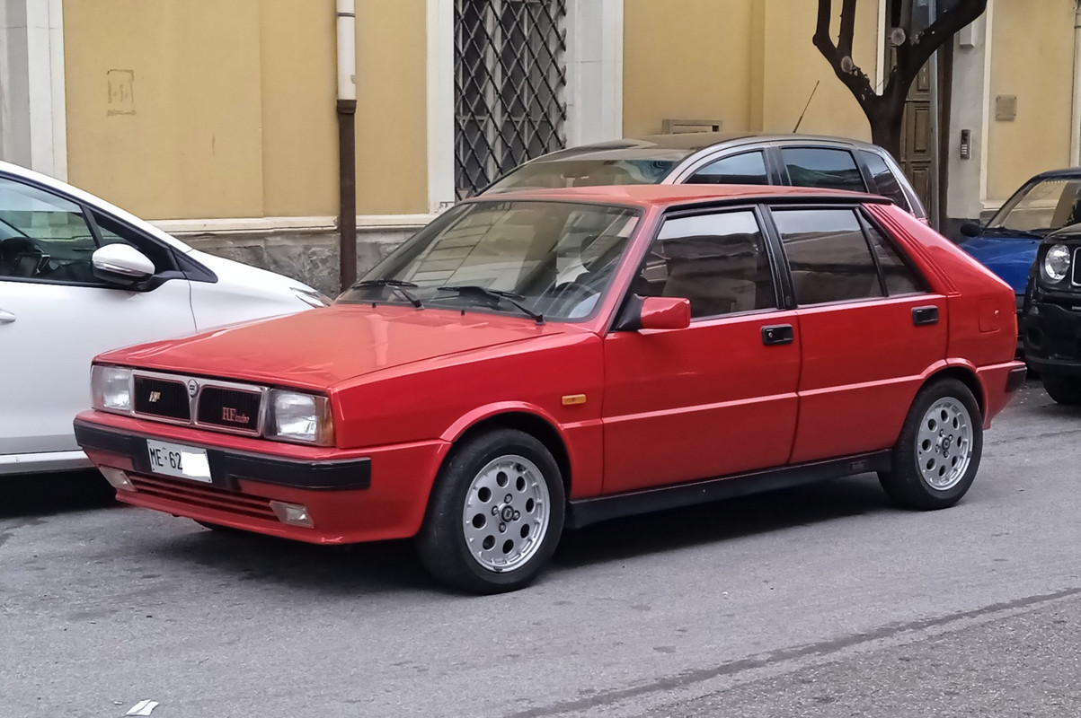 i.postimg.cc/ht7C18t7/lancia-delta-hf-turbo.jpg