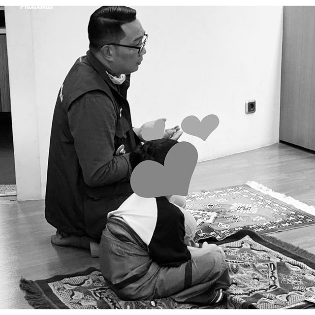 Gubernur Jawa Barat, Ridwdan Kamil membawa anak laki-laki yang diketahui bernama Dede tinggal di rumah pribadinya karena kedua orangtua anak tersebut positif corona dan tengah dikarantina.
