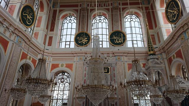 Estambul a mi aire - Blogs de Turquia - Día 3. Mezquita de Eyüp Sultan cami – Café Pierre Loti – Mezquita de Ortakoy – P (3)
