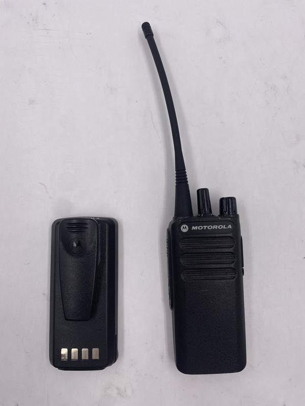 MOTOROLA AAH87YDC9JA2AN CP100D UHF ANALOG DIGITAL XPR TWO WAY RADIO W/ BATTERY MOTOROLA AAH87YDC9JA2AN CP100D UHF ANALOG DIGITAL XPR TWO WAY RADIO W/ BATTERY