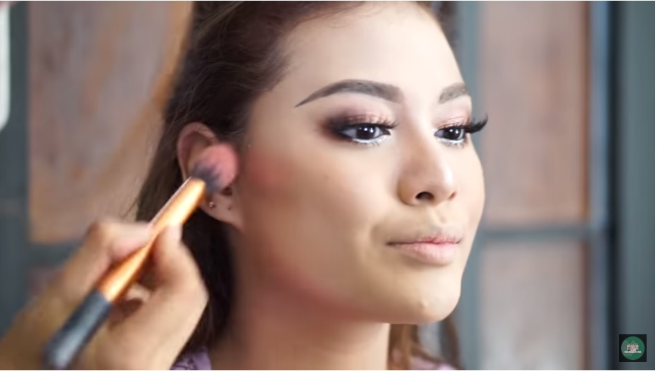 Tangkapan layar YouTube Aurel Hermansyah saat dandan ala gadis Bali