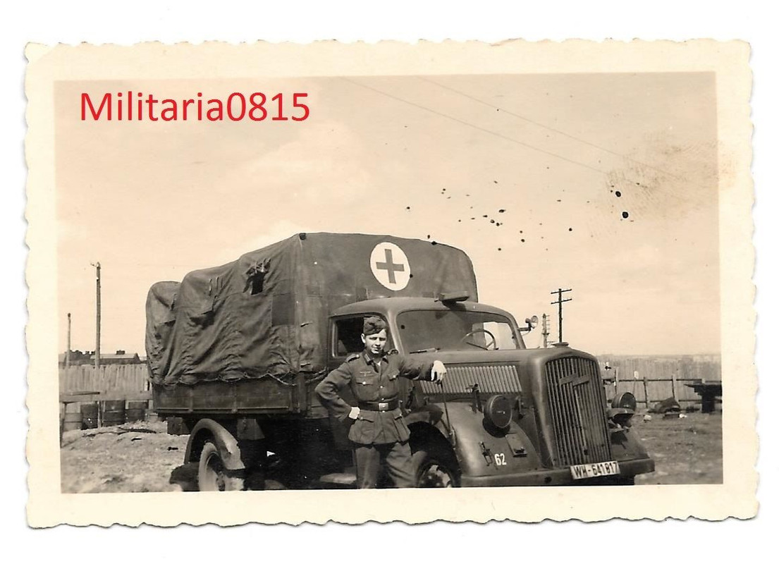 Foto 2 WK 1942 Schöner Sani LKW Opel Biltz bei S