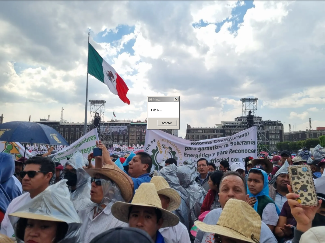 Ingresan al Zócalo diversos contingentes previo al mensaje de AMLO