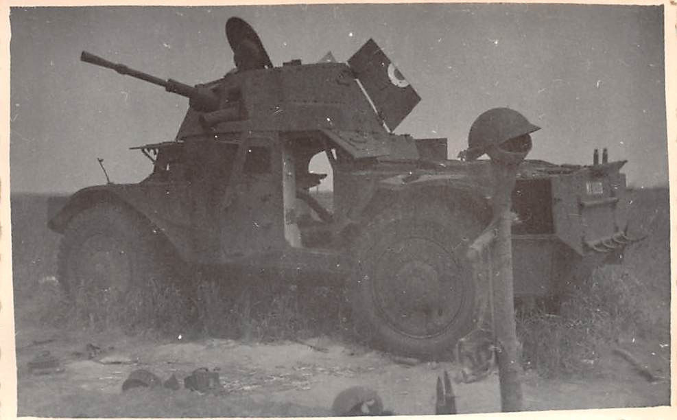 Franz. Spähwagen AMD 35 am franz. Grab Laon Fran
