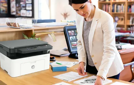 Impressora HP LaserJet MFP 135a em detalhes, focando na saída de impressão e painel.
