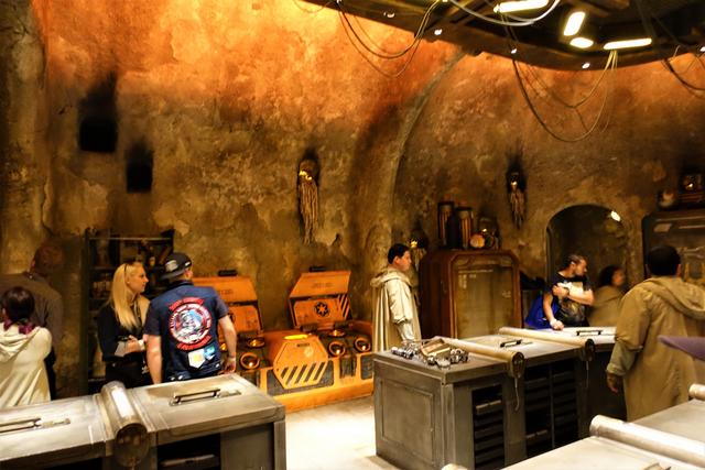 SAVI'S WORKSHOP HANDBUILT LIGHTSABERS: Montando nuestro sable láser - DISNEYLAND ~ STAR WARS: GALAXY'S EDGE, LA GUIA (46)