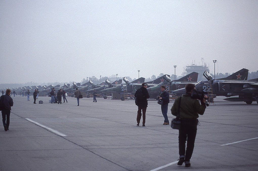 Mig-27K [Finsterwalde 3.93] Western photographers on the ramp (2)