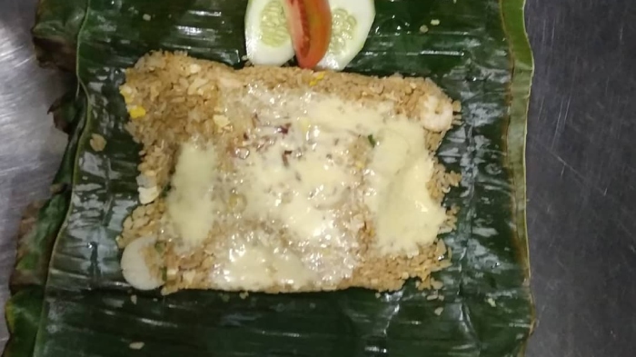 Nasi goreng bakar mozzarella di kedai Nasi Goreng Bakar Seafood Pak De, Tempat Makan Malam di Pekanbaru yang dekat dengan hotel dan tempat sewa motor.