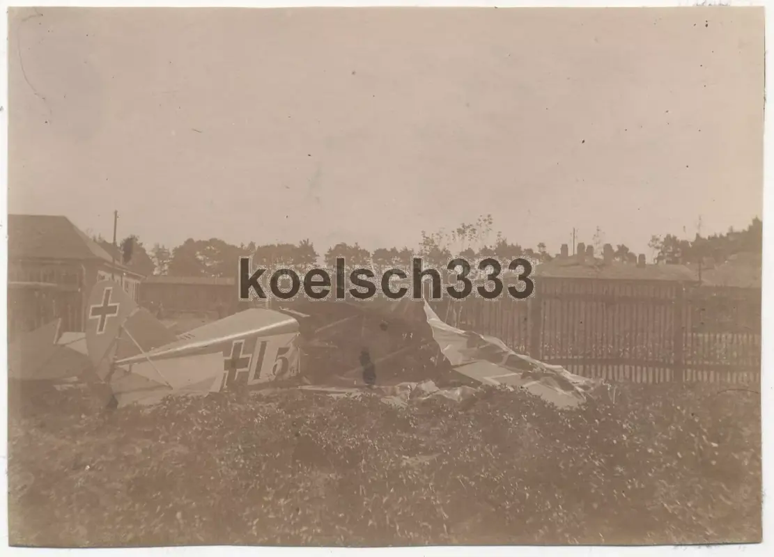 Foto DFW Doppeldecker Wrack tödlicher Absturz Uffz. Gerstner Ltn. Hermann 1918