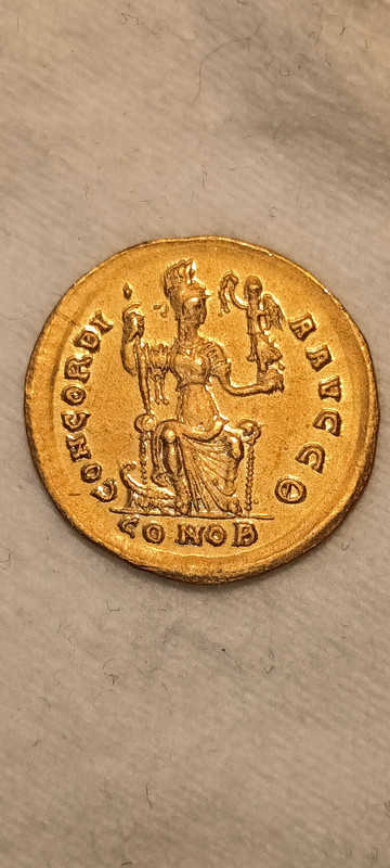 Solido de Honorio. CONCORDIA AVGGG. Constantinopla sentada en trono. Constantinopla 20230513-124904