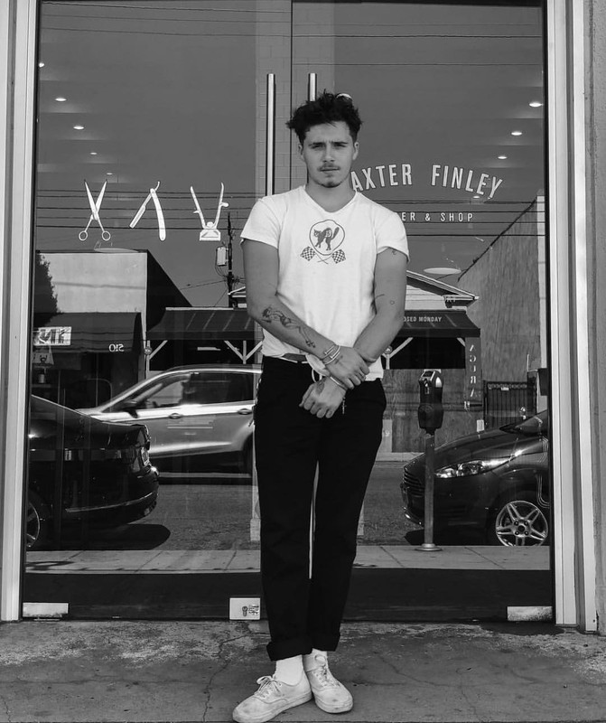 Brooklyn Beckham adalah seorang model dan fotografer sekaligus anak sulung dari pasangan selebritas, David dan Victoria Beckham. 