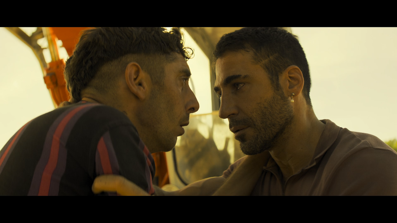 Sky.Rojo.S02E01.Hookers.Didnt.Kiss.on.the.Lips.1080p.NF.WEB-DL.DDP5.1.H.264-MRCS.mkv_snapshot_17.26_