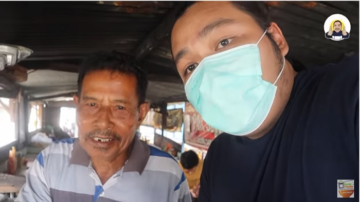 Pemilik warung mi bakso, Suro yang menjual mi ayam bakso seharga Rp 3 ribu per porsi.