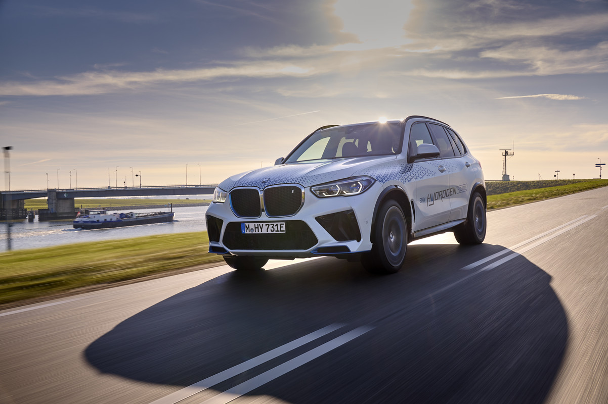 P90494347_highRes_bmw-ix5-hydrogen-on-