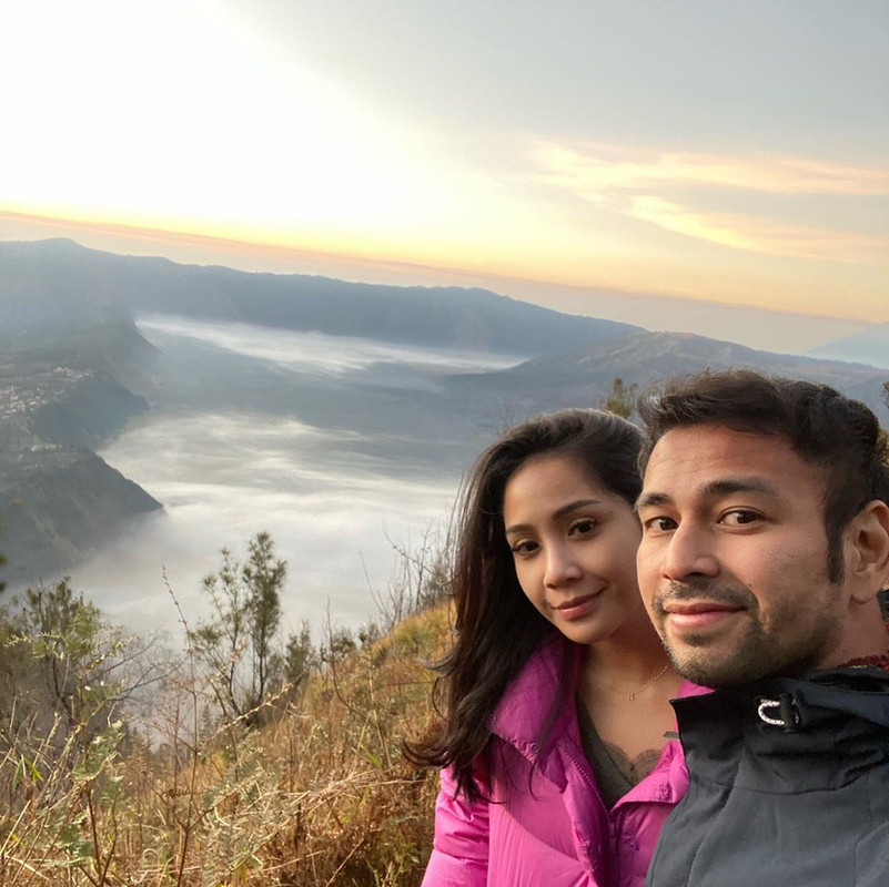 Nagita Slavina dan Raffi Ahmad menunjukkan lautan awan di Gunung Bromo