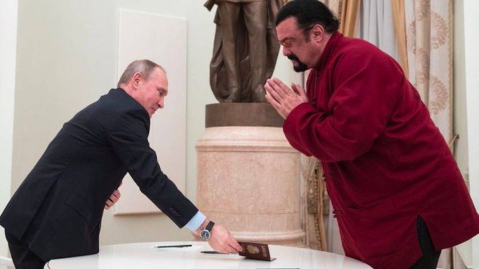 Hollywood en shock: Vladimir Putin condecora al actor Steven Seagal con este gesto