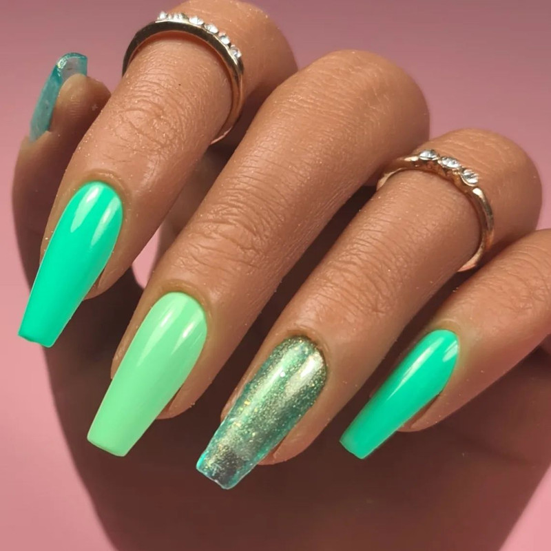 Smalto verde, le Green Nails sono il trend della Primavera 2023