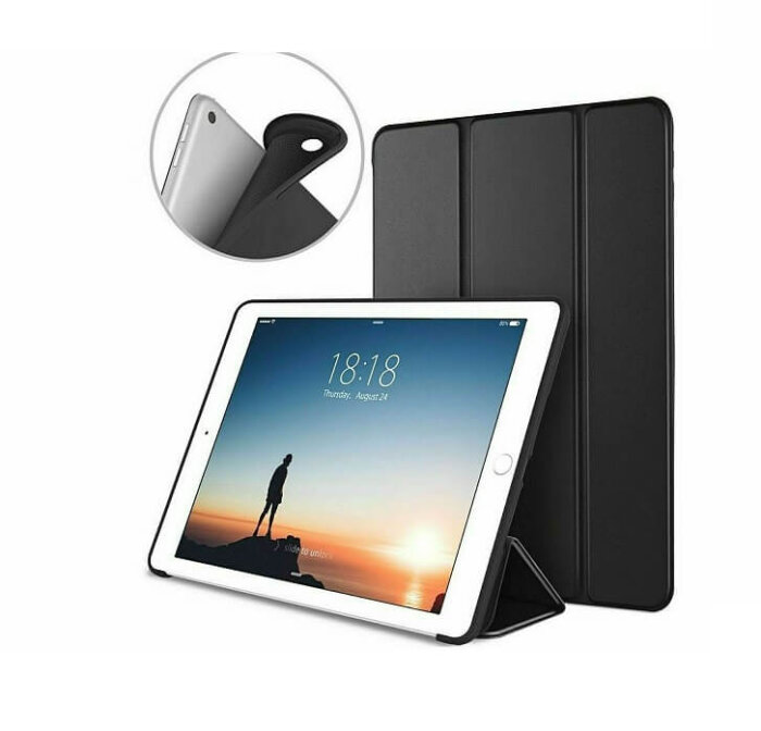 Funda tipo libro para iPad 2, 3 y 4, de color negro, mostrando su función de soporte.