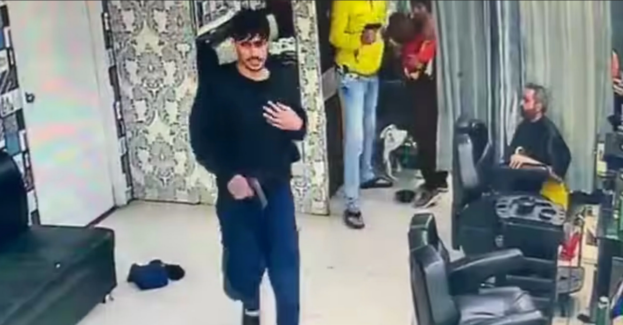 Dos hombres asesinados a tiros mientras se cortaban el cabello: video